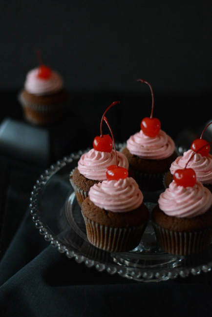 Cupcake al cioccolato fondente con frosting alla barbabietola