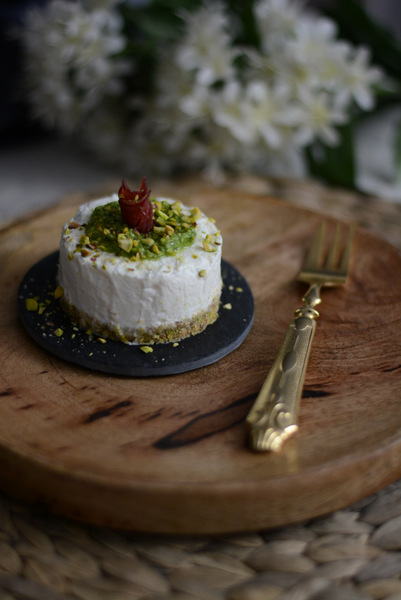 cheesecake monoporzione salata al basilico e pistacchi