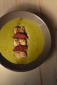 Crema di piselli spezzati con merluzzo panato al sesamo e barbabietola croccante