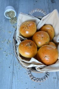 Panini al latte con semi di canapa