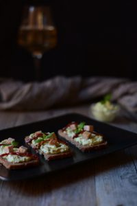 crostini all'avocado, tonno e pomodori secchi