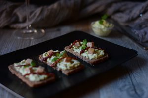 Crostini all'avocado, tonno e pomodori secchi