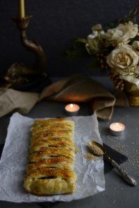 Treccia di sfoglia ai carciofi e brie