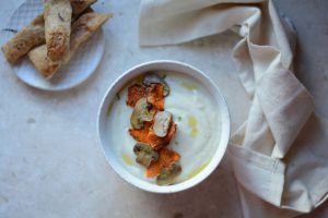 crema di cavolfiore con funghi e zucca croccante