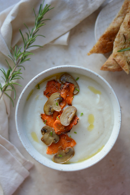 Crema di cavolfiore con funghi e zucca croccante