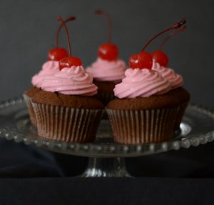 Cupcake al cioccolato fondente con frosting alla barbabietola
