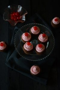 Cupcake al cioccolato fondente con frosting alla barbabietola