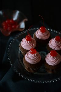 Cupcake al cioccolato fondente con frosting alla barbabietola