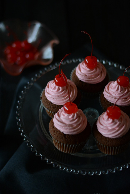 Cupcake al cioccolato fondente con frosting alla barbabietola