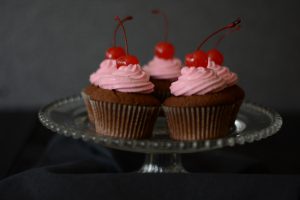 Cupcake al cioccolato fondente con frosting alla barbabietola